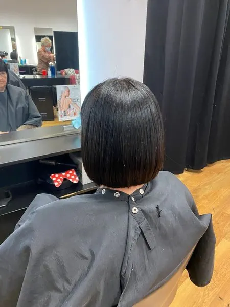 Carré noir lisse, réalisé chez Deesigner Hair Studio, Ipswich, par Jennifer