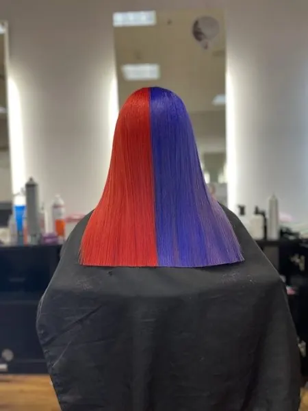 Moitié rouge, moitié violet, brushing lisse, réalisé chez Deesigner Hair Studio, Ipswich, par Chantel