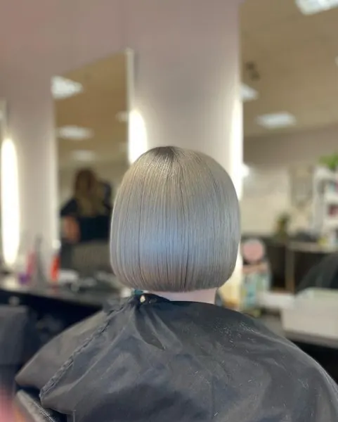 Carré blond argenté, lisse, réalisé chez Deesigner Hair Studio, Ipswich, par Chantel