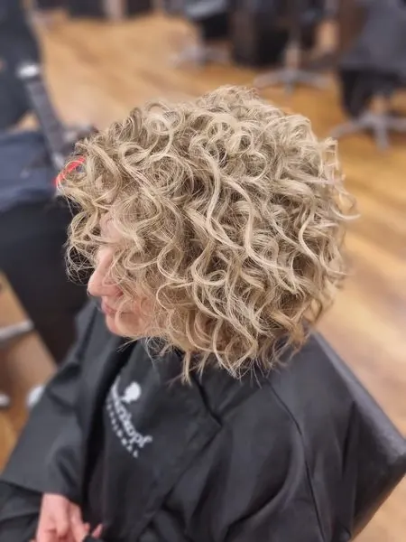 Boucles blondes, coupe et mise en plis, réalisé chez Deesigner Hair Studio, Ipswich, par Kim