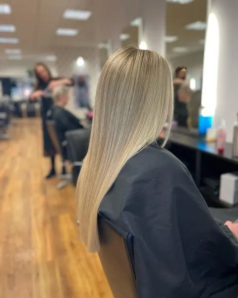 Blond long, brushing lisse, réalisé chez Deesigner Hair Studio, Ipswich, par Chantel