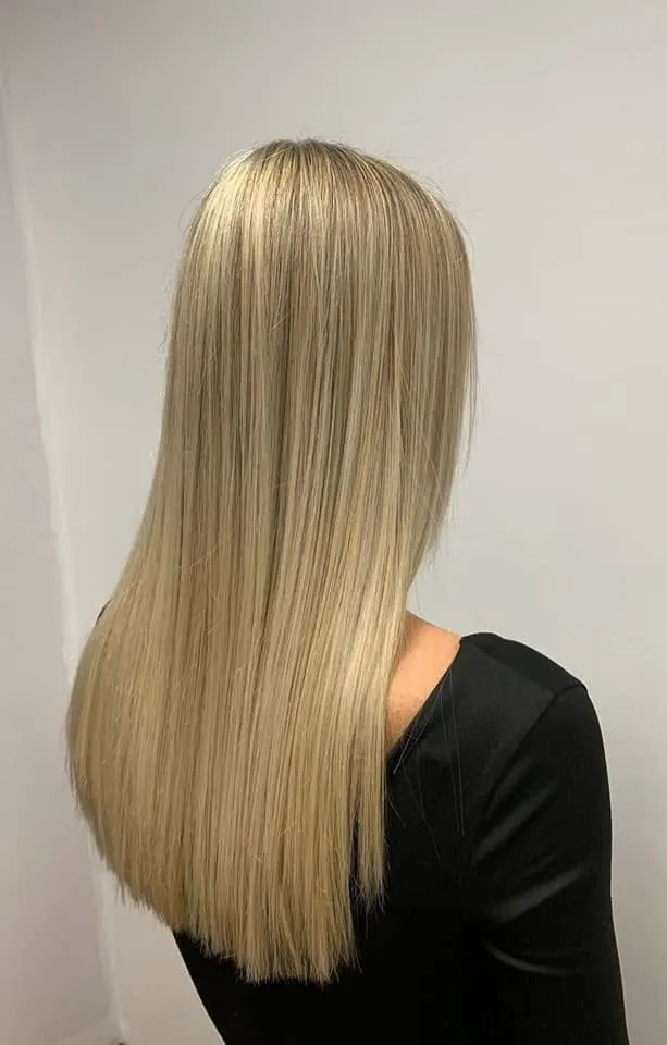 Blond long, brushing lisse, réalisé chez Deesigner Hair Studio, Ipswich, par Macey