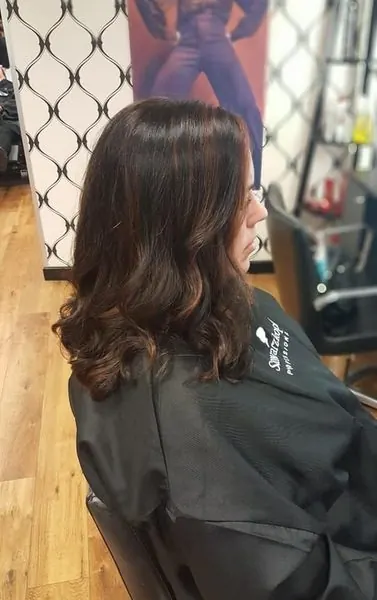 Châtain, long et bouclé, réalisé chez Deesigner Hair Studio, Ipswich, par Clare