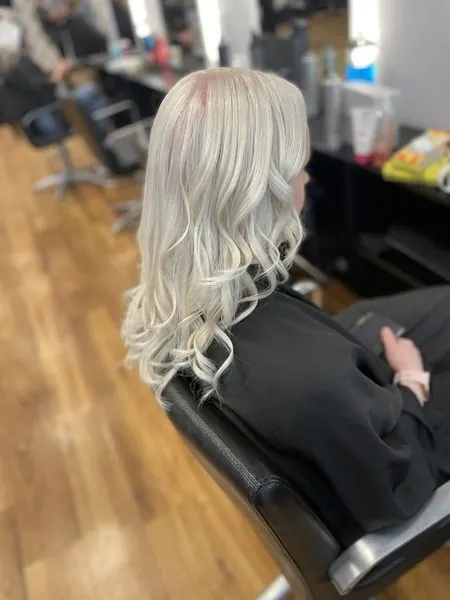 Blond blanc, mi-long et bouclé, réalisé chez Deesigner Hair Studio, Ipswich, par Chantel