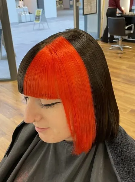 Carré foncé avec une frange orange vif, réalisé chez Deesigner Hair Studio, Ipswich, par Chantel
