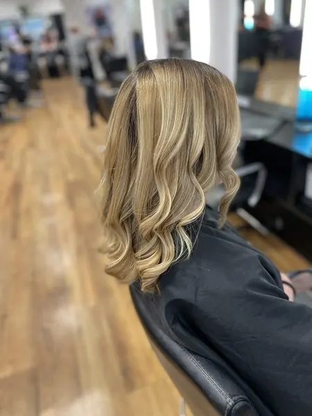 Blond, mi-long et ondulé, réalisé chez Deesigner Hair Studio, Ipswich, par Chantel
