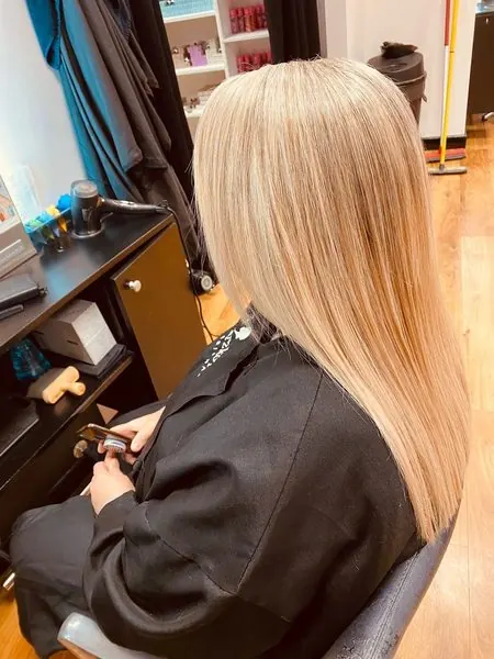 Blond avec racines foncées, brushing lisse, réalisé chez Deesigner Hair Studio, Ipswich, par Jennifer