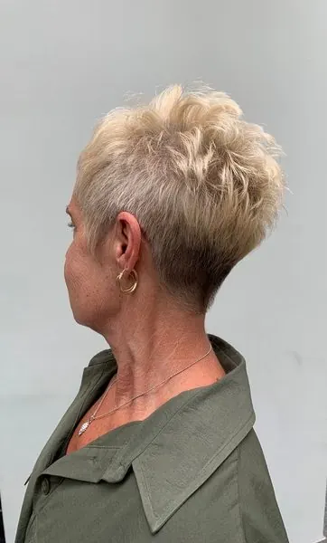 Coupe courte blonde, coupée avec de la texture, réalisé chez Deesigner Hair Studio, Ipswich, par Sally