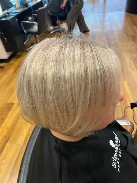Carré blond, brushing lisse, réalisé chez Deesigner Hair Studio, Ipswich, par Jennifer