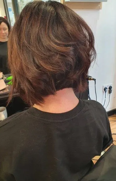 Châtain, mi-long et brushing, réalisé chez Deesigner Hair Studio, Ipswich, par Kim