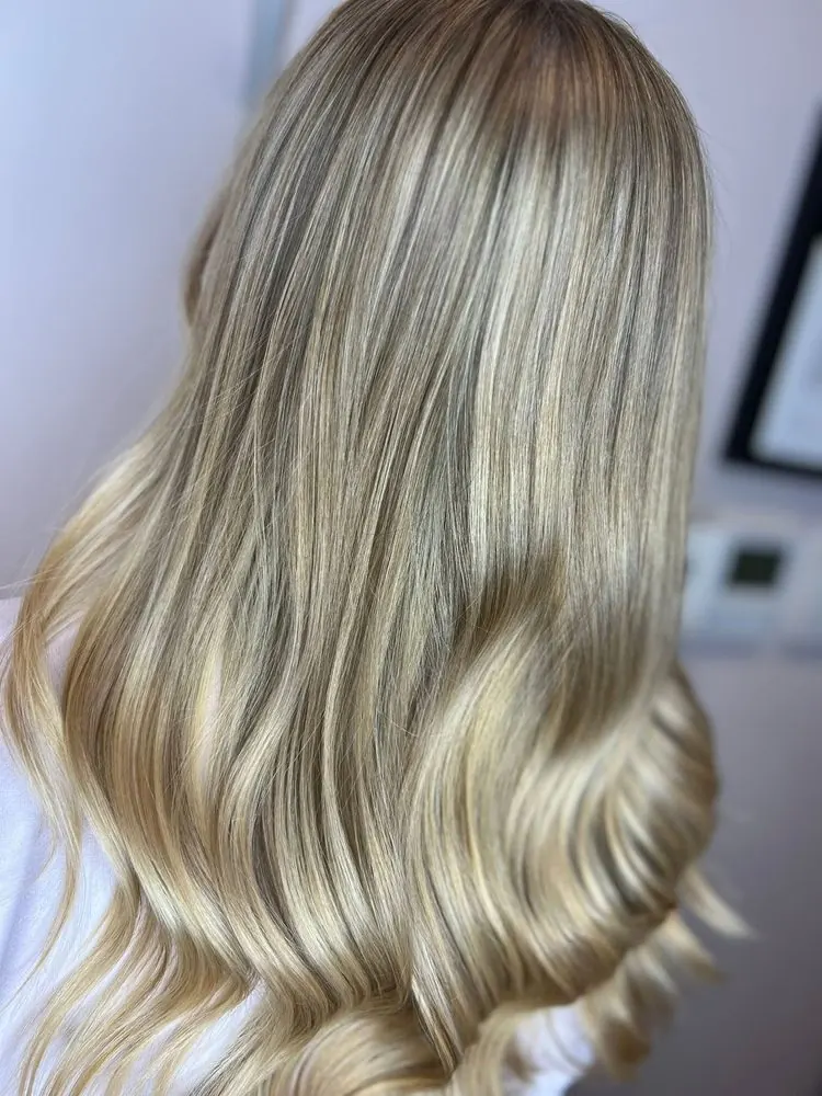 Balayage blond, long et ondulé, réalisé chez Deesigner Hair Studio, Ipswich, par Ashley