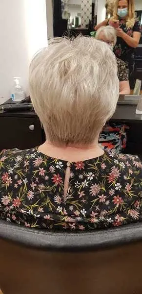 Coupe courte blond argenté, réalisé chez Deesigner Hair Studio, Ipswich, par Lyndsie
