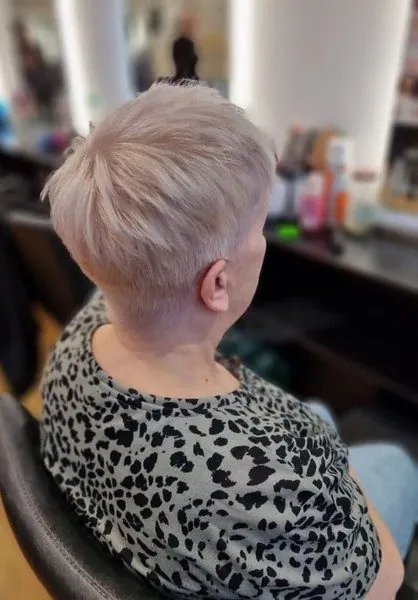 Coupe courte blond platine, coupée avec de la texture, réalisé chez Deesigner Hair Studio, Ipswich, par Kim