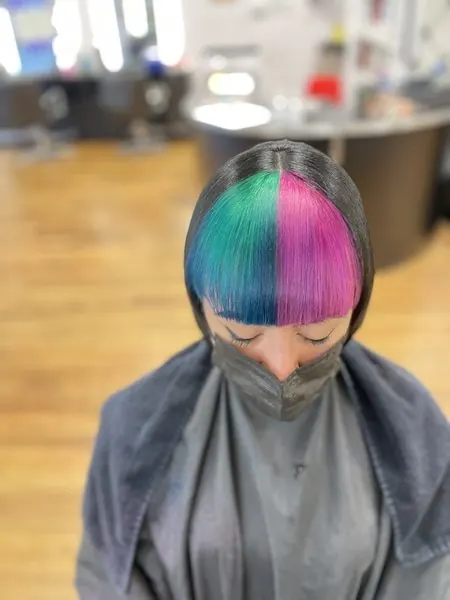 Couleur vive rose, bleue et verte, réalisé chez Deesigner Hair Studio, Ipswich, par Chantel