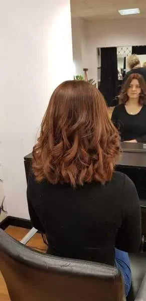 Châtain, long et bouclé, réalisé chez Deesigner Hair Studio, Ipswich, par Lyndsie