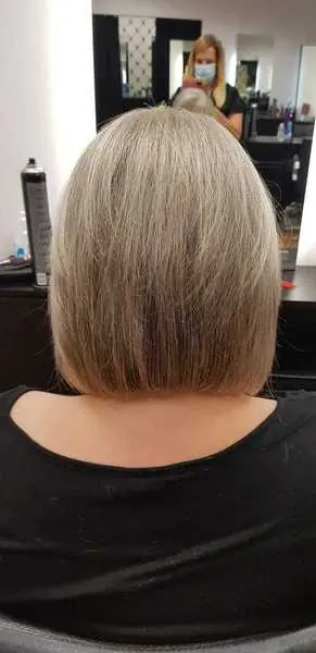 Carré blond, brushing lisse, réalisé chez Deesigner Hair Studio, Ipswich, par Lyndsie