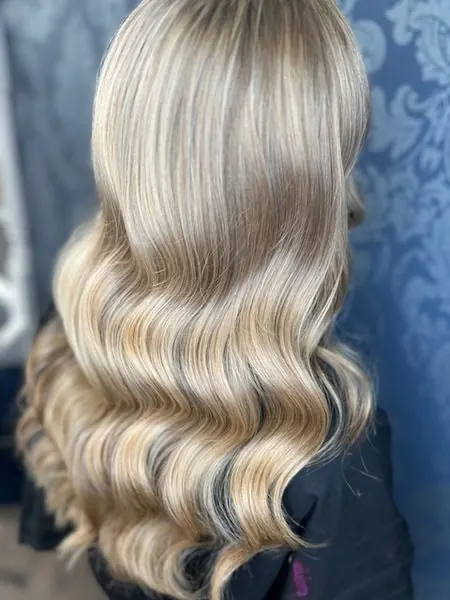 Blond platine long, coiffé en ondulations, réalisé chez Deesigner Hair Studio, Ipswich, par Ashley