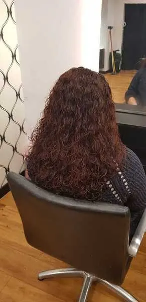 Permanente classique sur cheveux longs et coupe des pointes, réalisé chez Deesigner Hair Studio, Ipswich, par Lyndsie