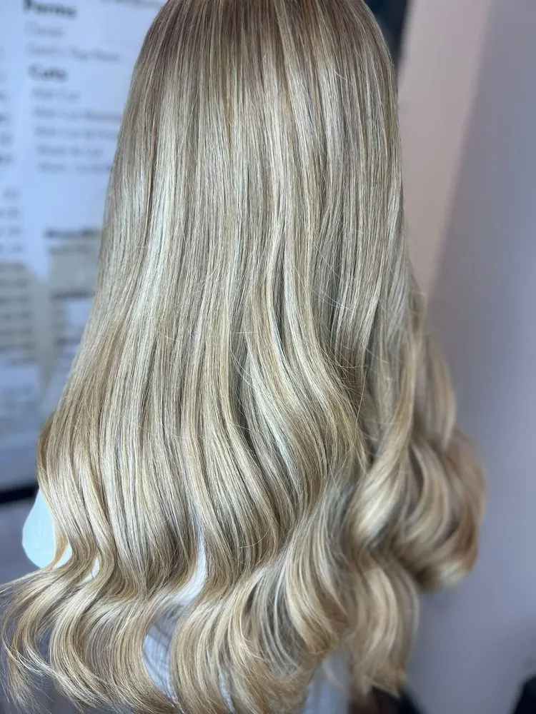Blond argenté long, ondulé, réalisé chez Deesigner Hair Studio, Ipswich, par Ashley