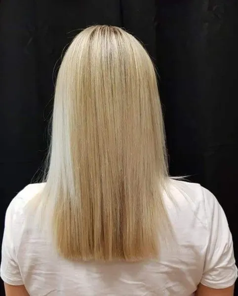 Blond long, brushing lisse, réalisé chez Deesigner Hair Studio, Ipswich, par Lyndsie