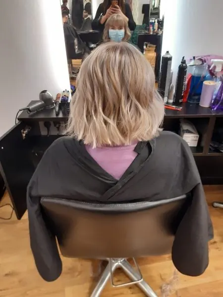 Carré blond, coupé et séché, réalisé chez Deesigner Hair Studio, Ipswich, par Laura