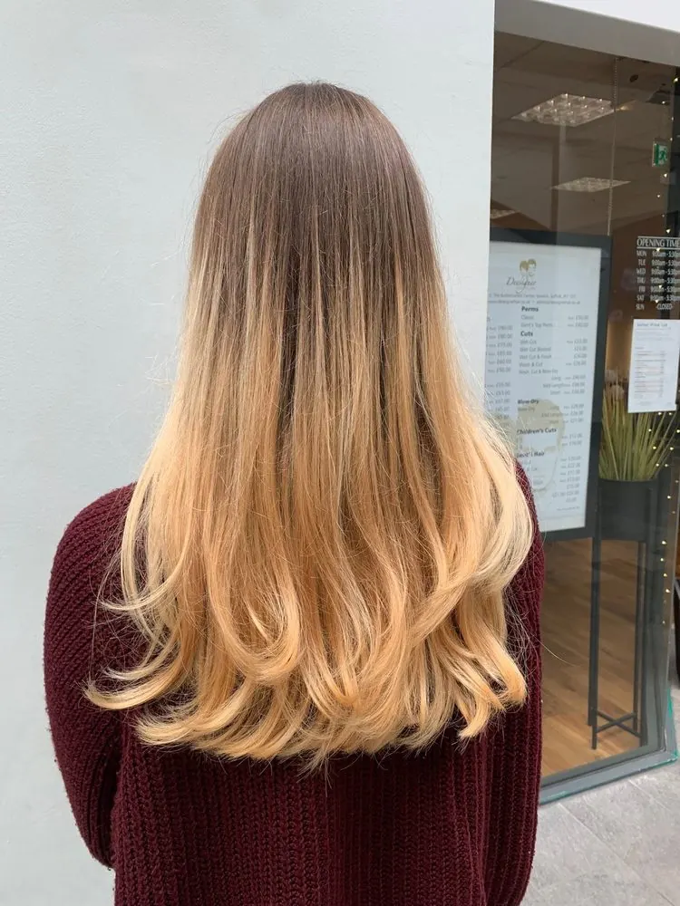 Shampooing, coupe et brushing volumineux, réalisé chez Deesigner Hair Studio, Ipswich, par Macey