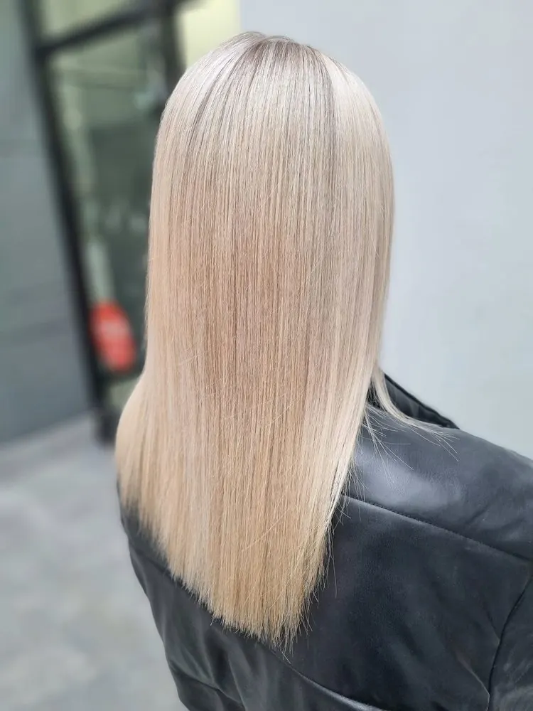 Blond platine long, brushing lisse, réalisé chez Deesigner Hair Studio, Ipswich, par Kim