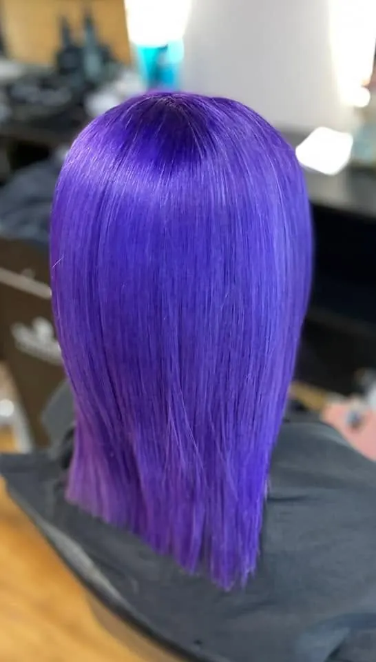 Violet vif, long et lisse, réalisé chez Deesigner Hair Studio, Ipswich, par Chantel
