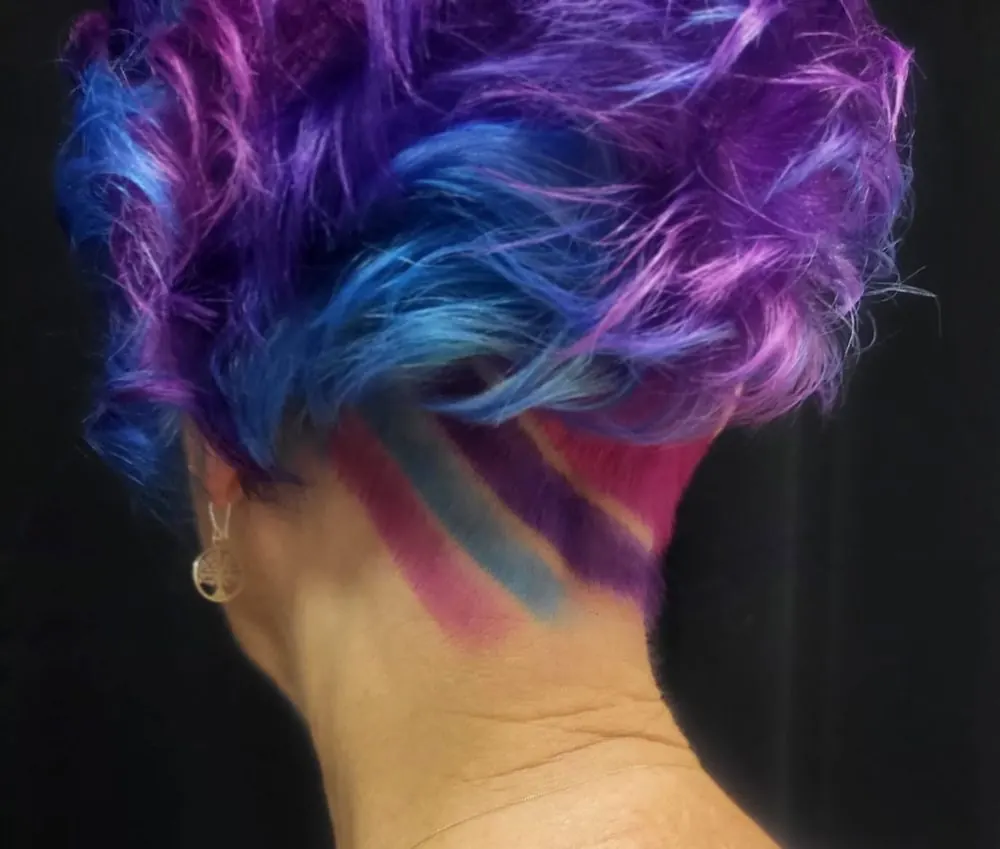 Couleur vive violette, rose et bleue sur une coupe courte, réalisé chez Deesigner Hair Studio, Ipswich, par Laura