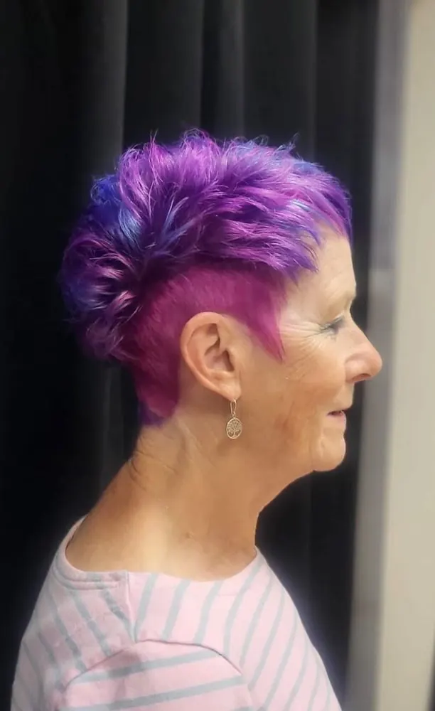 Coupe courte violette avec un côté rasé, réalisé chez Deesigner Hair Studio, Ipswich, par Laura