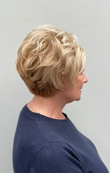 Boucles blondes courtes, coupe et mise en plis, réalisé chez Deesigner Hair Studio, Ipswich, par Sally