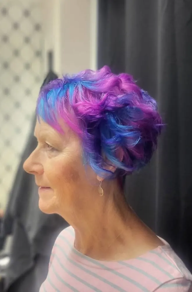 Couleur vive rose et bleue sur une coupe courte, réalisé chez Deesigner Hair Studio, Ipswich, par Laura