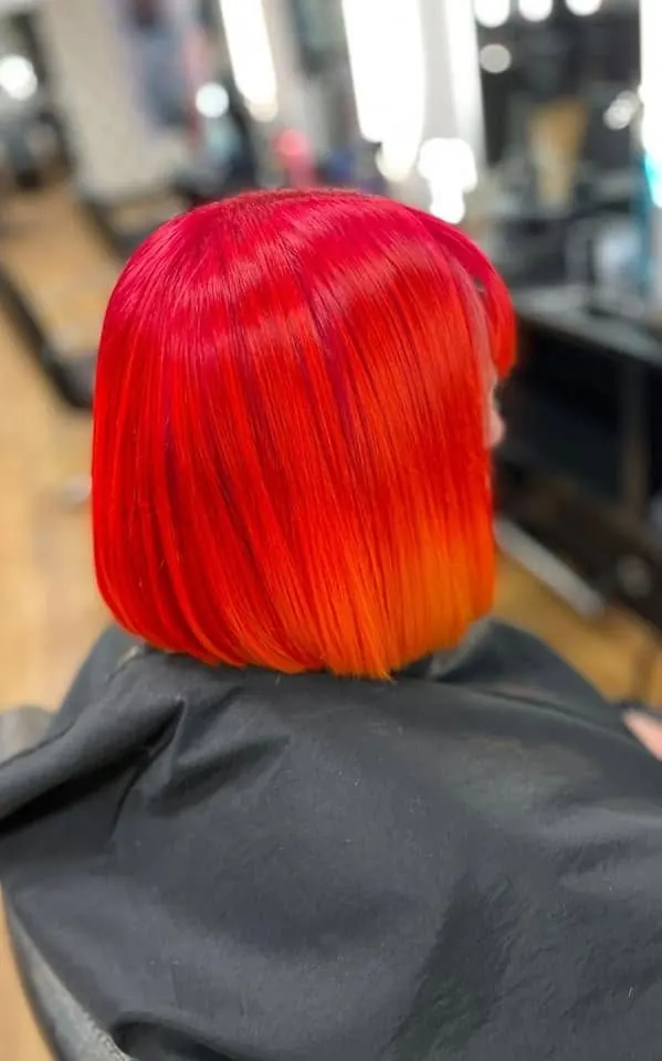 Carré rouge vif, lisse, réalisé chez Deesigner Hair Studio, Ipswich, par Chantel