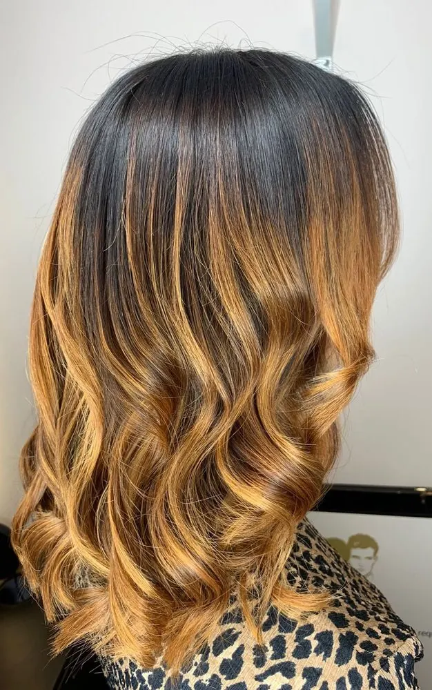 Racines foncées fondues vers le caramel, ondulé, réalisé chez Deesigner Hair Studio, Ipswich, par Emma