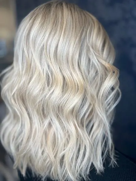 Blond argenté, long et ondulé, réalisé chez Deesigner Hair Studio, Ipswich, par Ashley