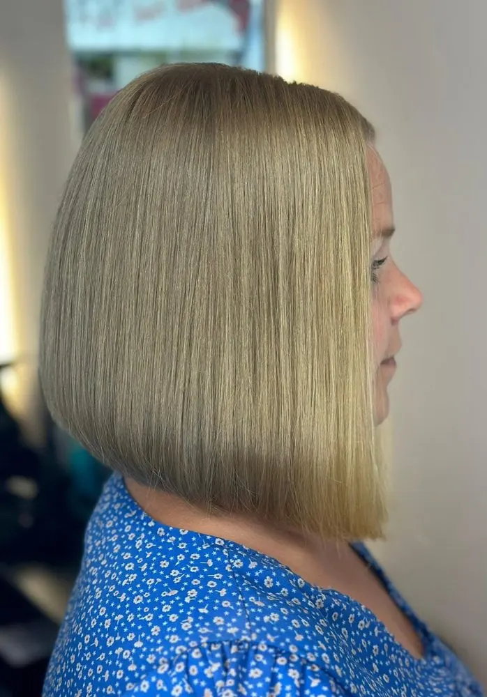 Carré blond, brushing lisse, réalisé chez Deesigner Hair Studio, Ipswich, par Clare