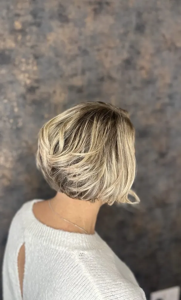 Shampooing, coupe et brushing, finition en ondulations souples, réalisé chez Deesigner Hair Studio, Ipswich, par Laura