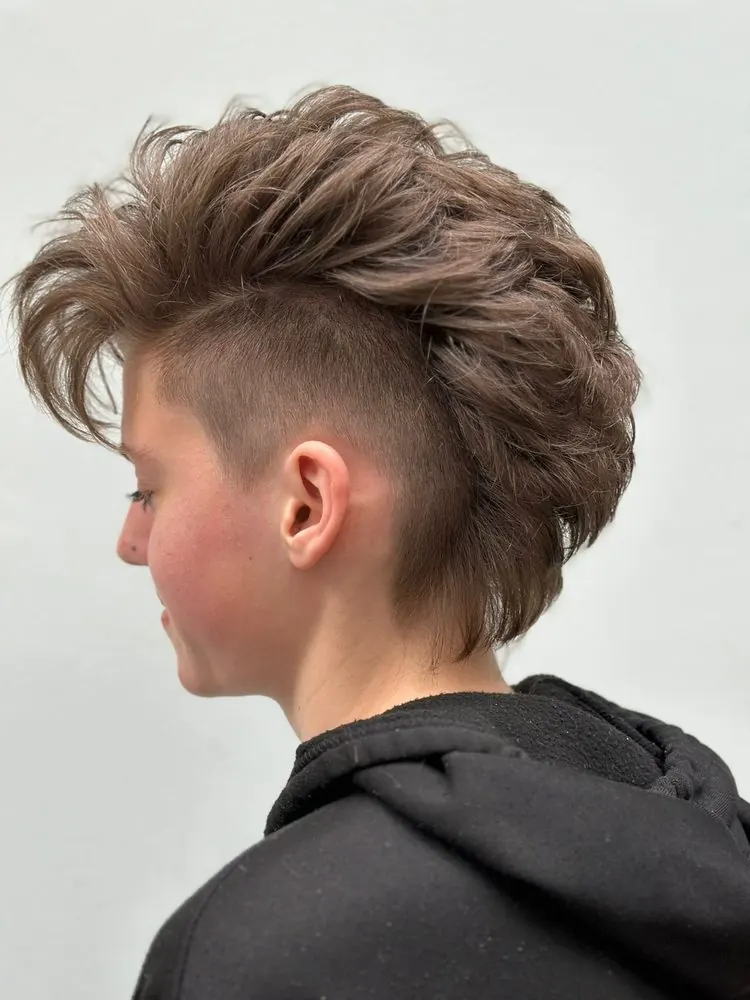 Shampooing, coupe et brushing, changement de style en coupe iroquoise, réalisé chez Deesigner Hair Studio, Ipswich, par Leanne